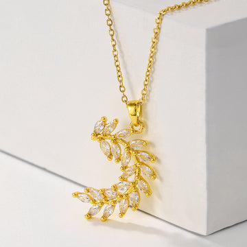 Fashionable Sparkling Zircon Leaf Pendant Necklace
